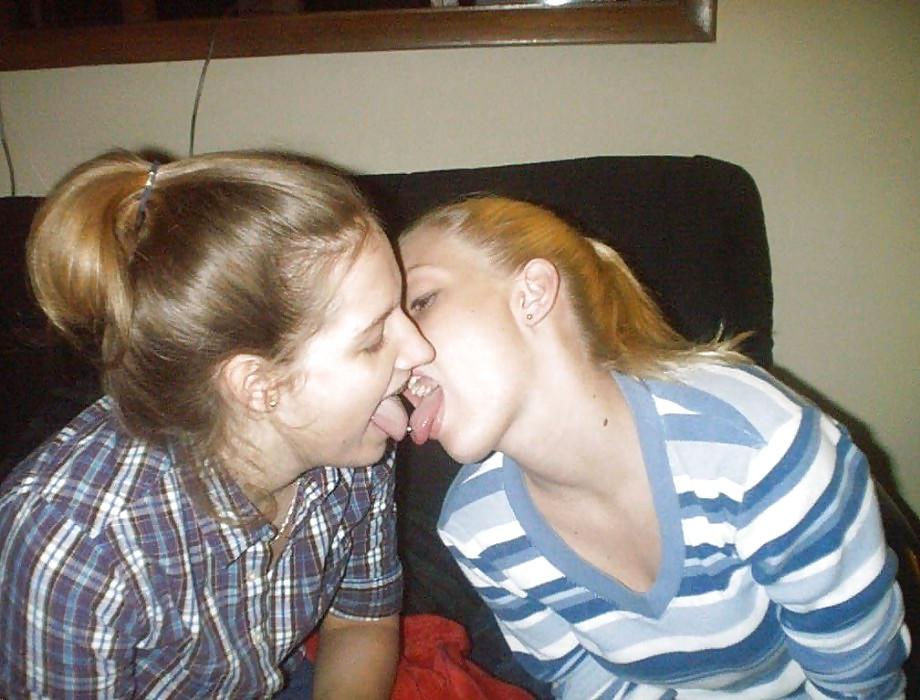16P Kissing Girls