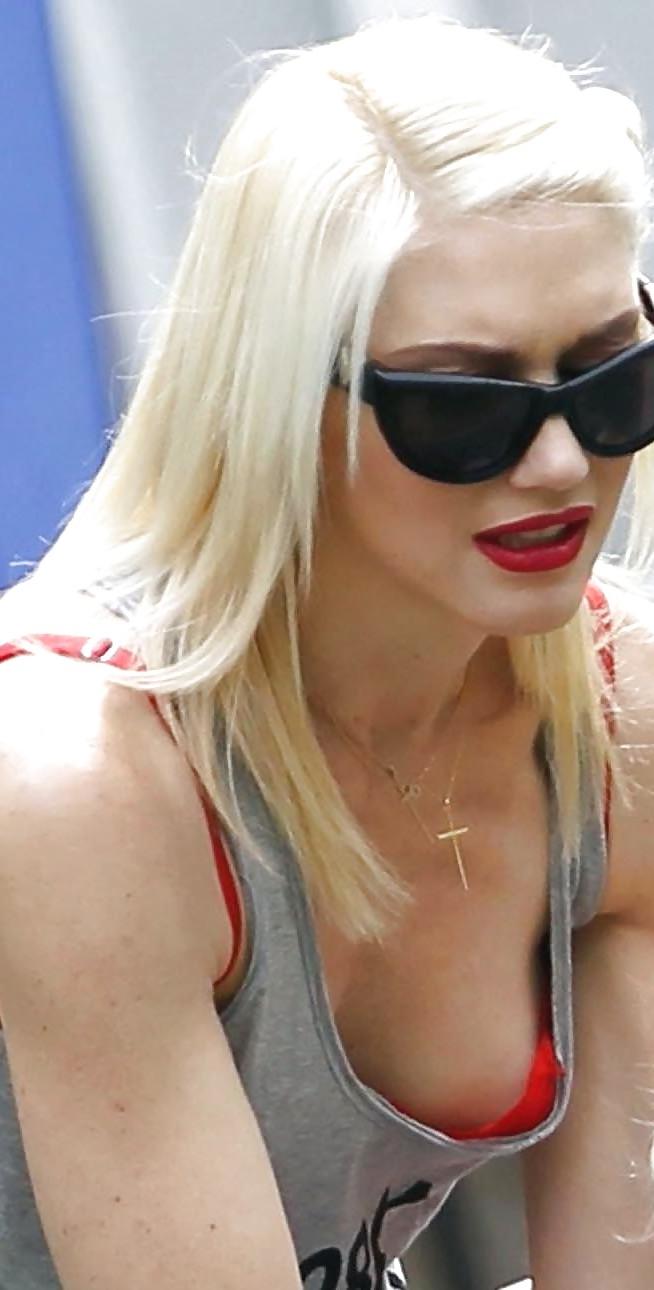 25P Beautiful Celebs Nipple Slip by TROC