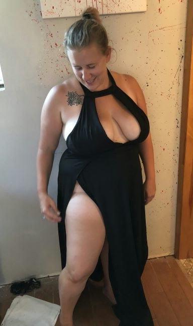 20P Mature ladies braless cleavage pokies 119