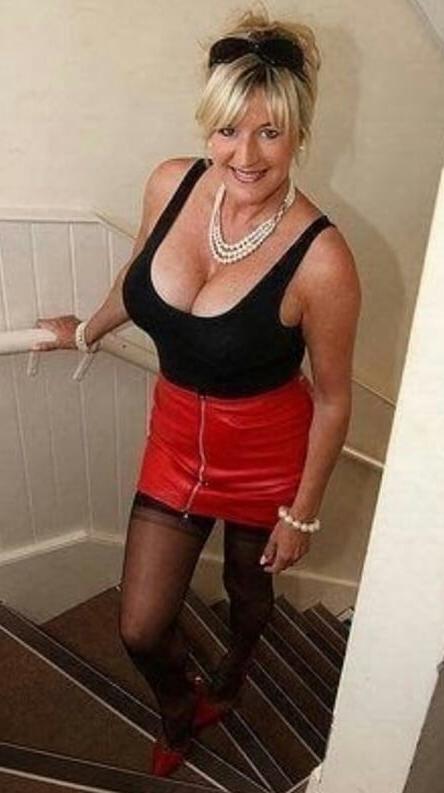 20P Mature ladies braless cleavage pokies 119