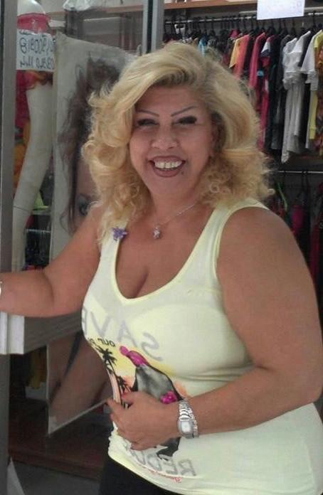 20P Mature ladies braless cleavage pokies 119