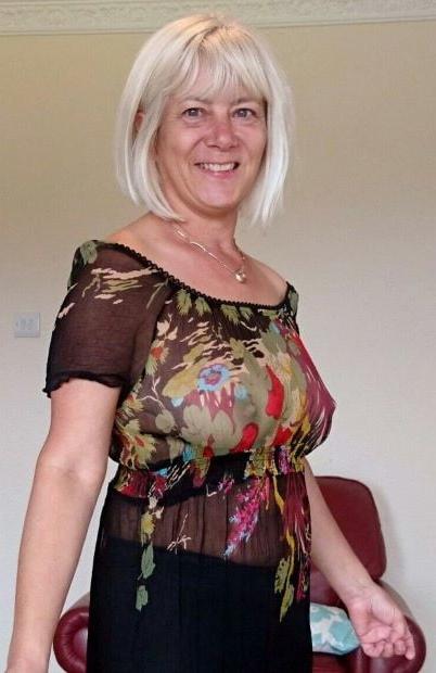 20P Mature ladies braless cleavage pokies 119