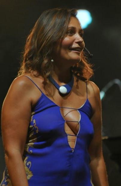 20P Mature ladies braless cleavage pokies 119