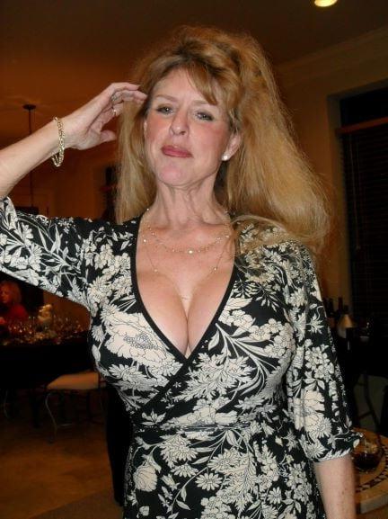 20P Mature ladies braless cleavage pokies 119