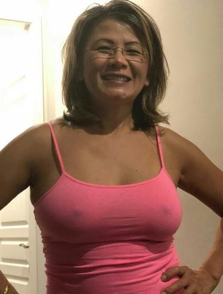 20P Mature ladies braless cleavage pokies 119