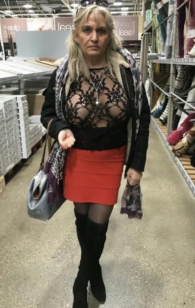 20P Mature ladies braless cleavage pokies 119