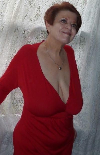 20P Mature ladies braless cleavage pokies 119