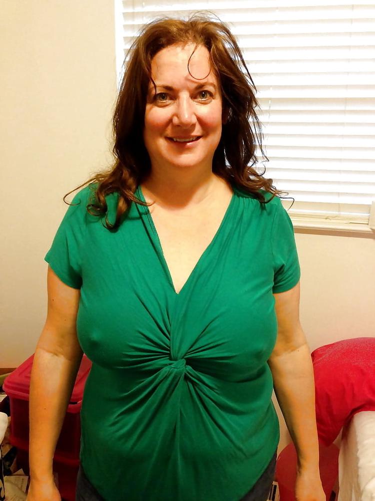 20P Mature ladies braless cleavage pokies 119