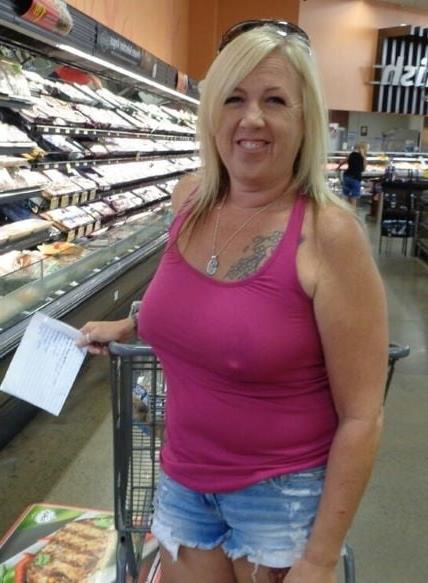 20P Mature ladies braless cleavage pokies 119