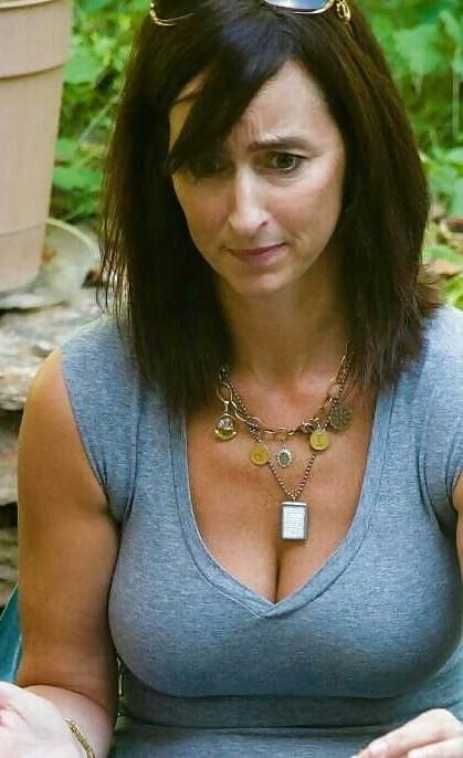 20P Mature ladies braless cleavage pokies 118