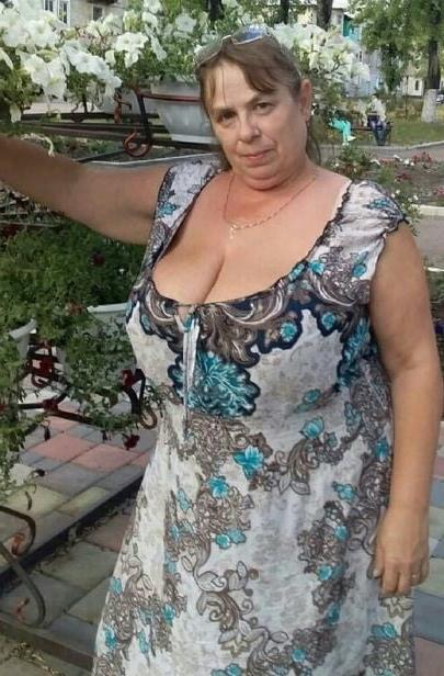 20P Mature ladies braless cleavage pokies 118