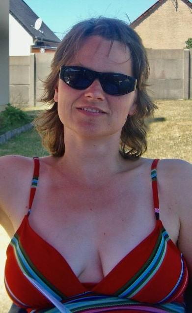 20P Mature ladies braless cleavage pokies 118