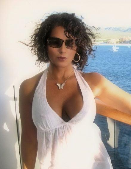 20P Mature ladies braless cleavage pokies 118