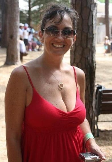 20P Mature ladies braless cleavage pokies 118