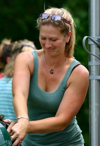 20P Mature ladies braless cleavage pokies 118