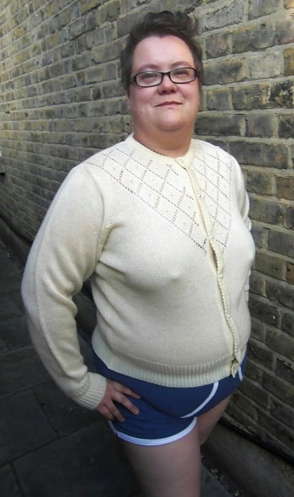 20P Mature ladies braless cleavage pokies 118