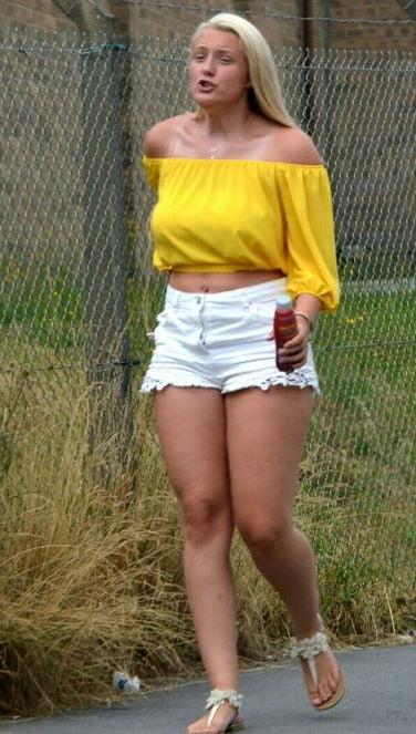 20P Mature ladies braless cleavage pokies 118
