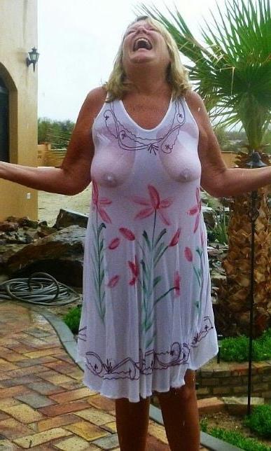 20P Mature ladies braless cleavage pokies 118