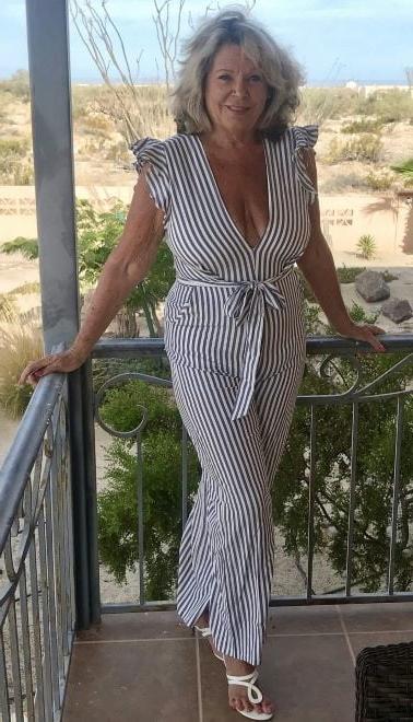 20P Mature ladies braless cleavage pokies 118