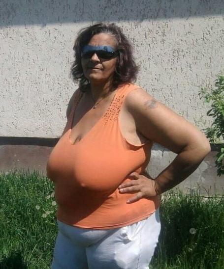 20P Mature ladies braless cleavage pokies 115