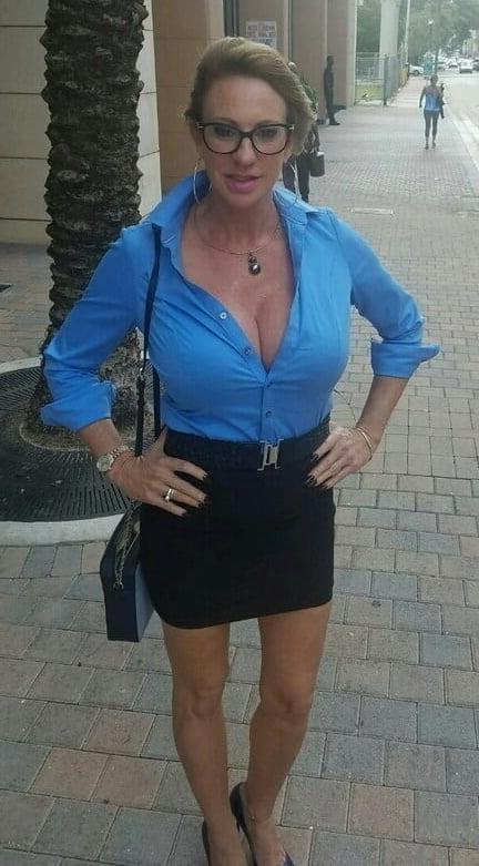 20P Mature ladies braless cleavage pokies 115
