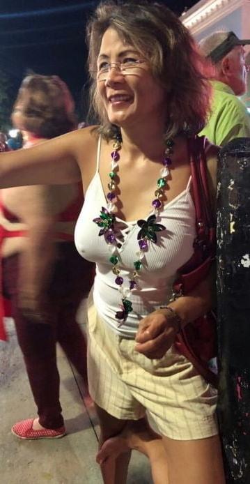 20P Mature ladies braless cleavage pokies 115
