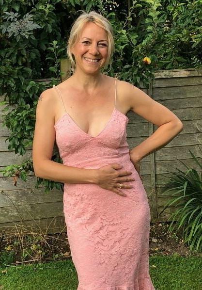 20P Mature ladies braless cleavage pokies 115