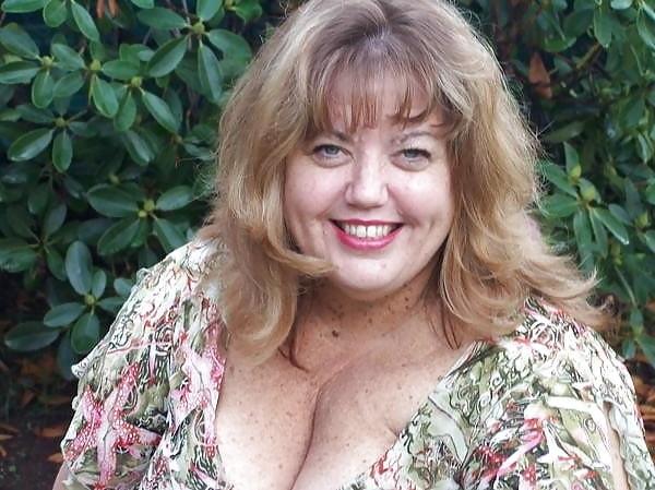 25P Deep Cleavage 04