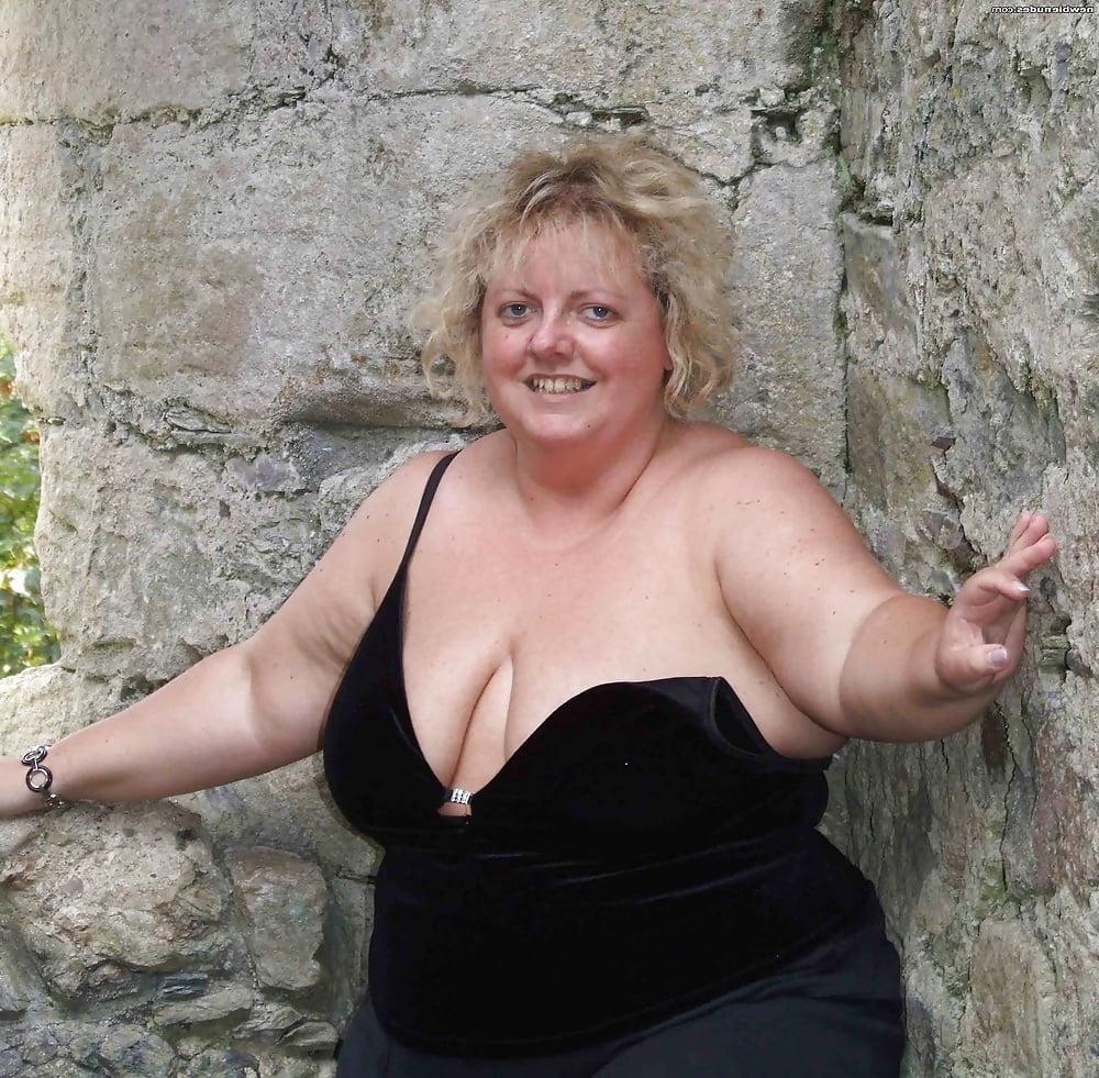 25P Deep Cleavage 04