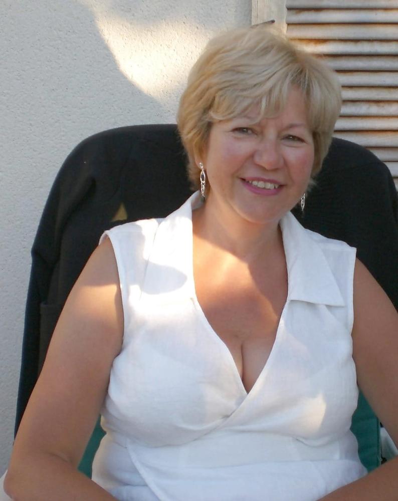 25P Deep Cleavage 02