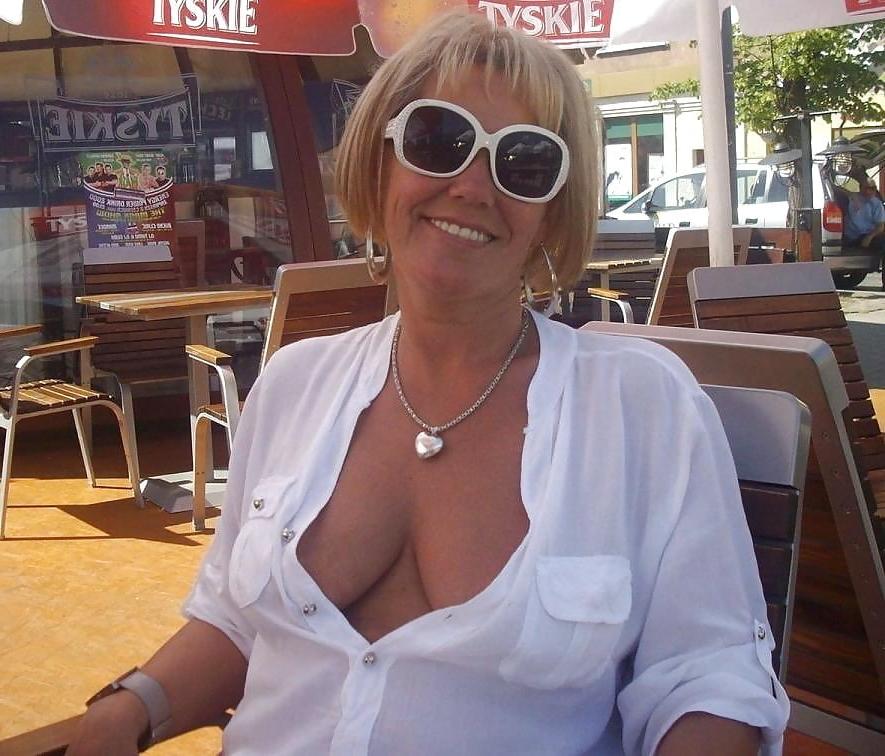 25P Deep Cleavage 02