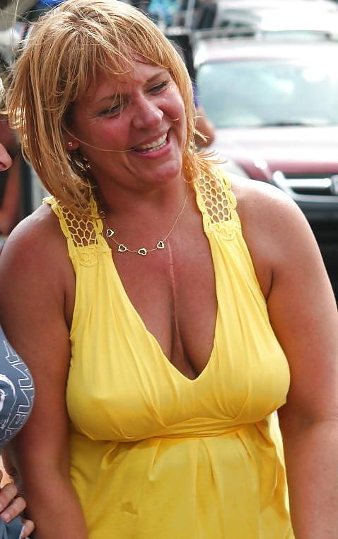 25P Deep Cleavage 02