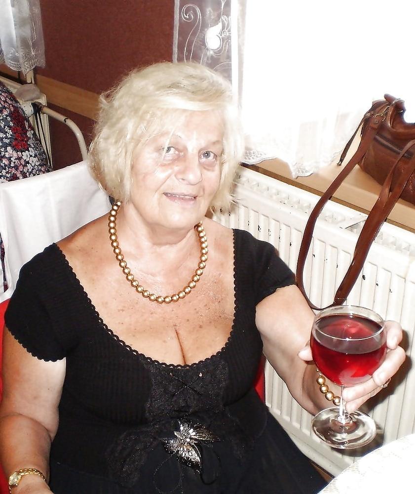 25P Deep Cleavage 02