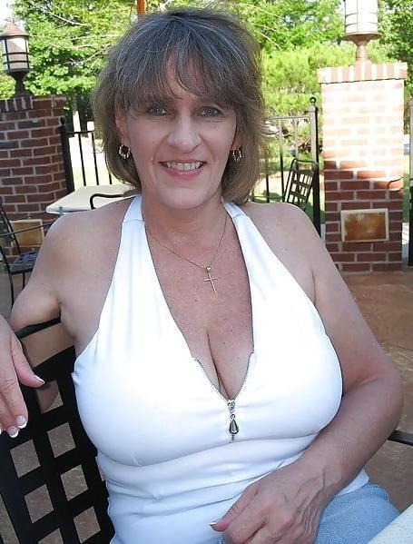 25P Deep Cleavage 02