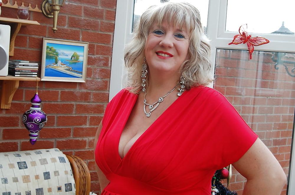 25P Deep Cleavage 02