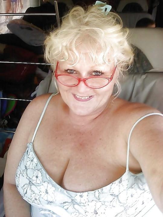 25P Deep Cleavage 02