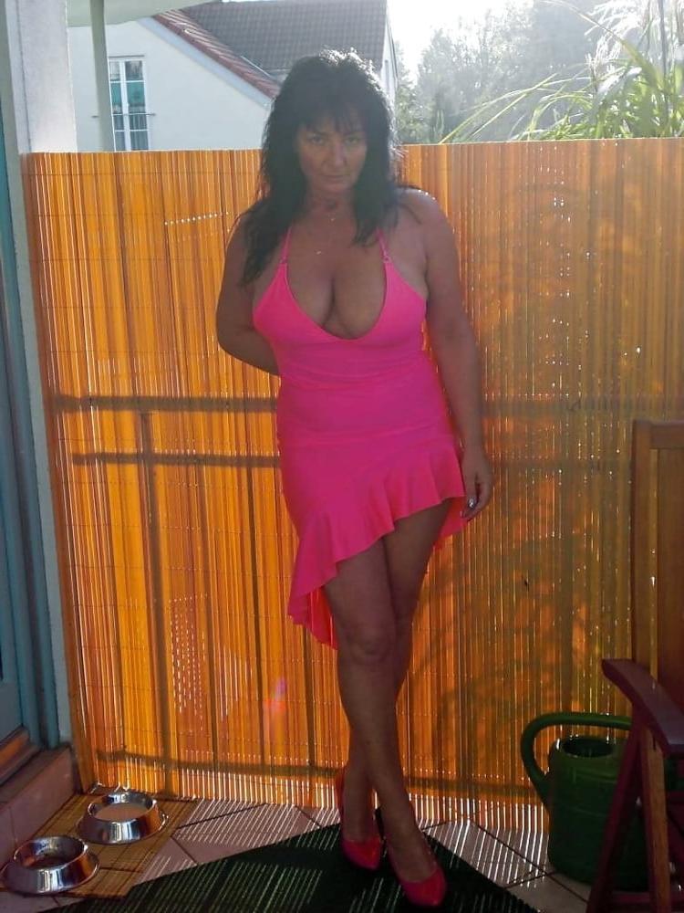 25P Deep Cleavage 02