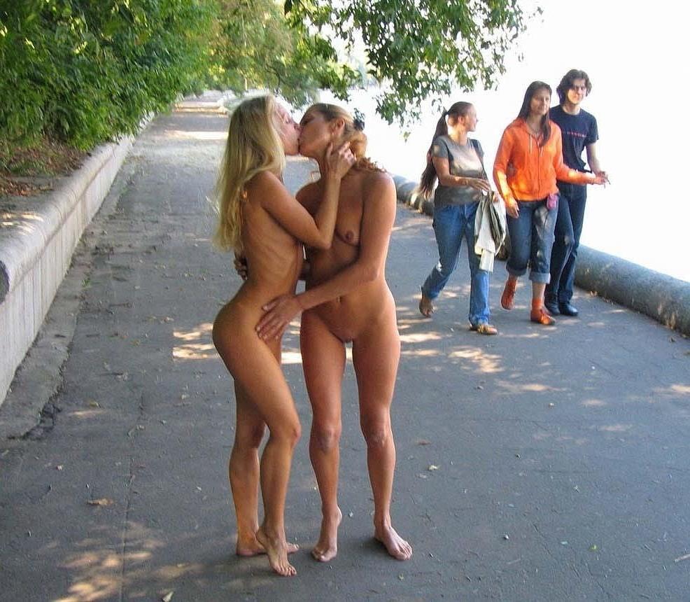 25P Moshe Presents Nude in Public 6