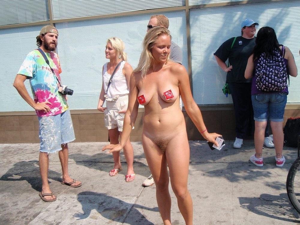 25P Moshe Presents Nude in Public 6