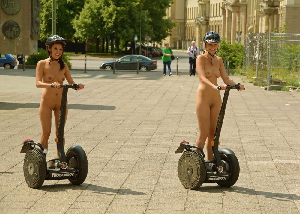 25P Moshe Presents Nude in Public 6