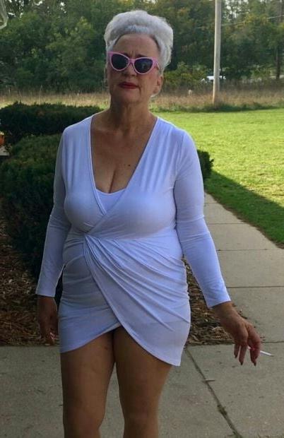 18P Mature ladies braless cleavage pokies 120