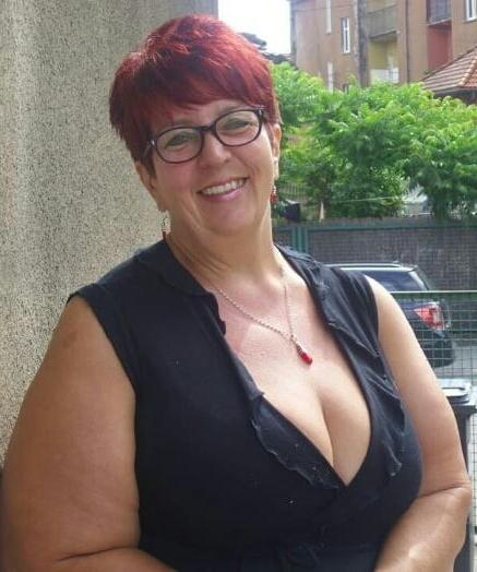 18P Mature ladies braless cleavage pokies 120