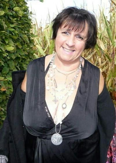 18P Mature ladies braless cleavage pokies 120