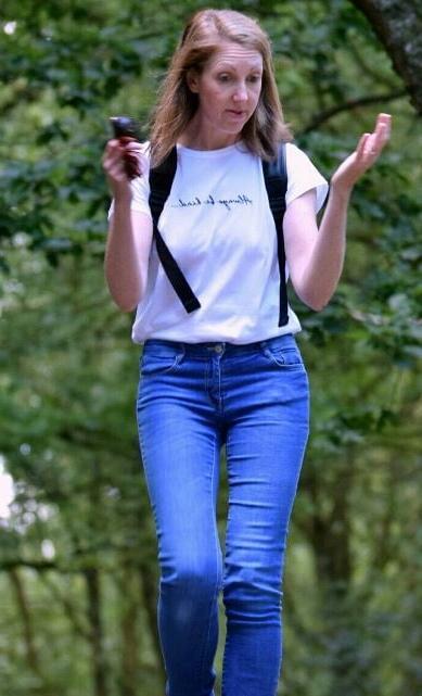 18P Mature ladies braless cleavage pokies 120