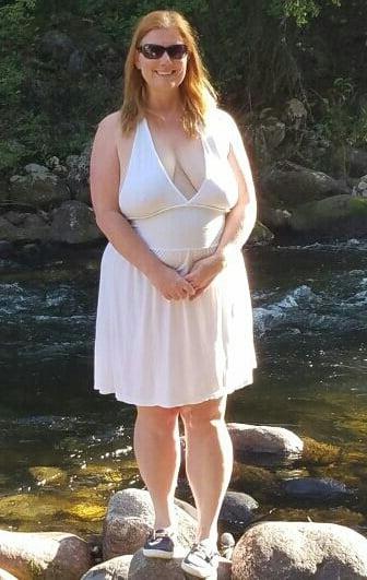 18P Mature ladies braless cleavage pokies 120