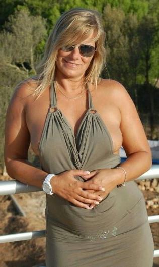 18P Mature ladies braless cleavage pokies 120