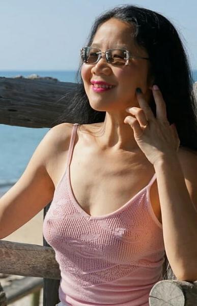 18P Mature ladies braless cleavage pokies 120