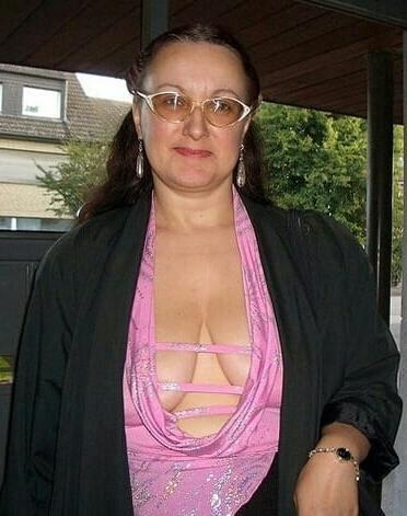 18P Mature ladies braless cleavage pokies 120
