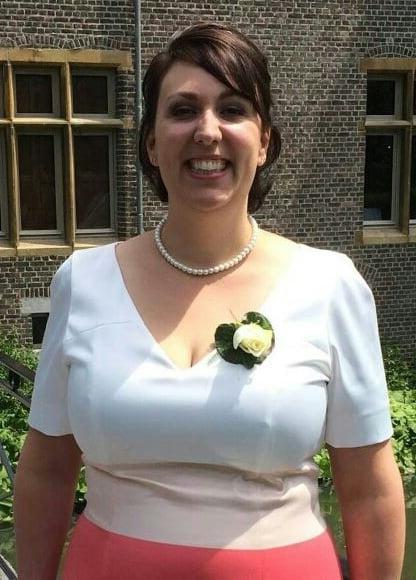 18P Mature ladies braless cleavage pokies 120