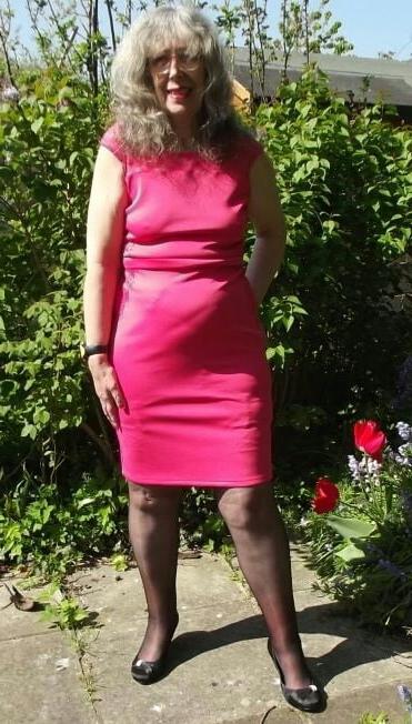 18P Mature ladies braless cleavage pokies 120
